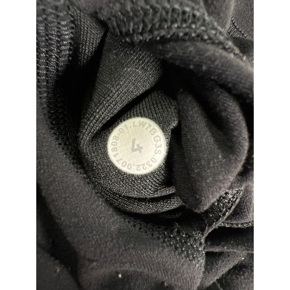 Lululemon Women's Black Align 6